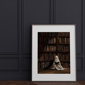 Puede incluir: Una ilustraci&oacute;n enmarcada de un fantasma blanco sentado en una biblioteca, leyendo un libro. El fantasma est&aacute; rodeado de estanter&iacute;as llenas de libros.