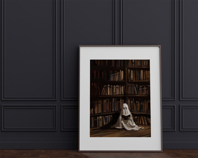 Puede incluir: Una ilustraci&oacute;n enmarcada de un fantasma blanco sentado en una biblioteca, leyendo un libro. El fantasma est&aacute; rodeado de estanter&iacute;as llenas de libros.