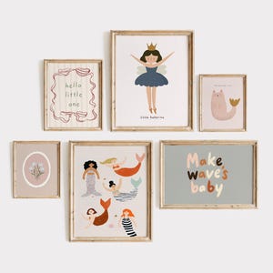 Pode incluir: Uma cole&ccedil;&atilde;o de impress&otilde;es de arte emolduradas com molduras de madeira clara. As impress&otilde;es apresentam ilustra&ccedil;&otilde;es de uma bailarina, sereias, um gato e desenhos florais. Uma impress&atilde;o tem o texto "hello little one", e outra diz "Make wave's baby".