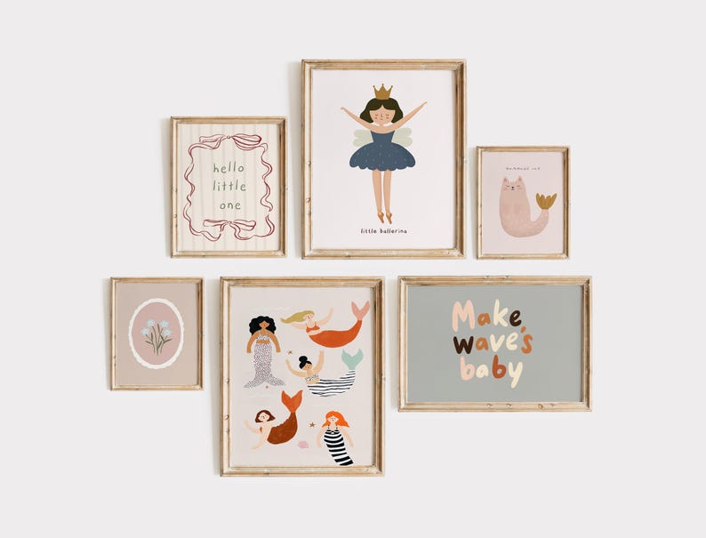Pode incluir: Uma cole&ccedil;&atilde;o de impress&otilde;es de arte emolduradas com molduras de madeira clara. As impress&otilde;es apresentam ilustra&ccedil;&otilde;es de uma bailarina, sereias, um gato e desenhos florais. Uma impress&atilde;o tem o texto "hello little one", e outra diz "Make wave's baby".