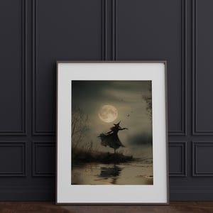 Puede incluir: Una impresi&oacute;n enmarcada de una silueta de una bruja bailando en un bosque iluminado por la luna. La bruja lleva un sombrero puntiagudo y un vestido largo. La luna est&aacute; llena y brillante, y el bosque es oscuro y misterioso.