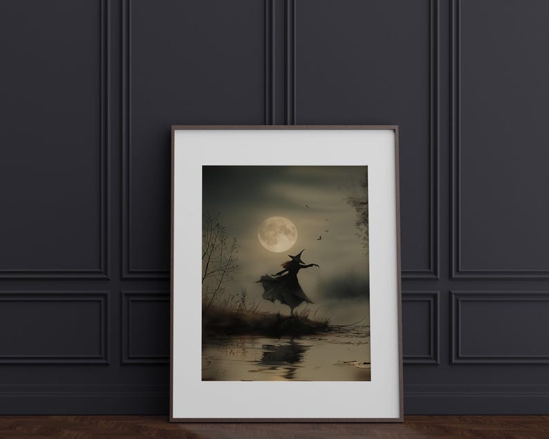 Puede incluir: Una impresi&oacute;n enmarcada de una silueta de una bruja bailando en un bosque iluminado por la luna. La bruja lleva un sombrero puntiagudo y un vestido largo. La luna est&aacute; llena y brillante, y el bosque es oscuro y misterioso.