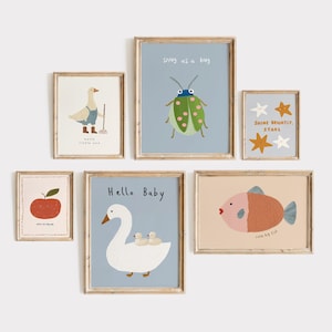 Pode incluir: Uma cole&ccedil;&atilde;o de impress&otilde;es de arte emolduradas com ilustra&ccedil;&otilde;es caprichosas. As impress&otilde;es incluem um ganso com um ancinho, um inseto verde, estrelas, uma ma&ccedil;&atilde;, um cisne com patinhos e um peixe. Cada impress&atilde;o tem um fundo claro e uma moldura de madeira.