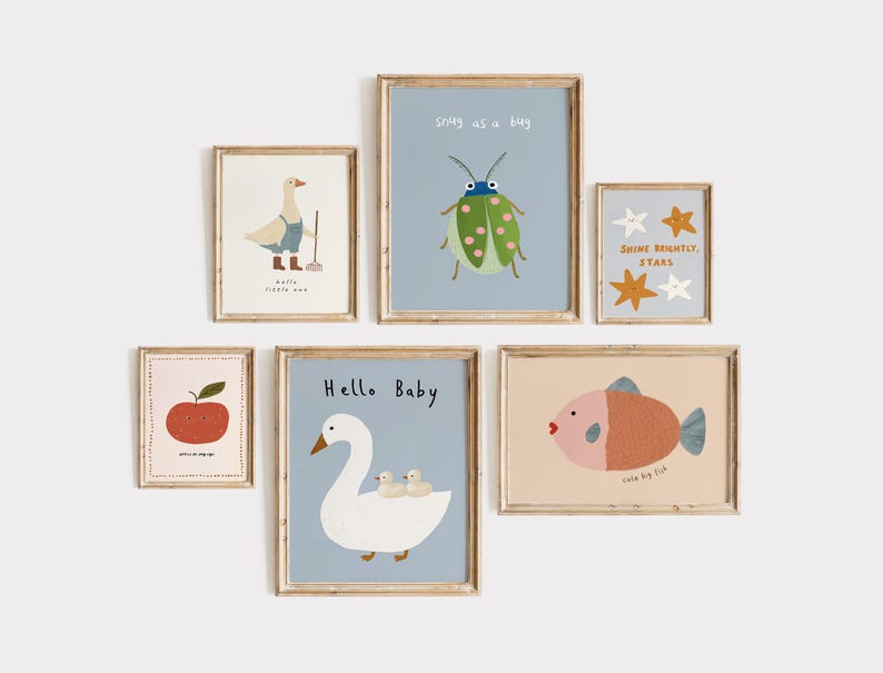 Pode incluir: Uma cole&ccedil;&atilde;o de impress&otilde;es de arte emolduradas com ilustra&ccedil;&otilde;es caprichosas. As impress&otilde;es incluem um ganso com um ancinho, um inseto verde, estrelas, uma ma&ccedil;&atilde;, um cisne com patinhos e um peixe. Cada impress&atilde;o tem um fundo claro e uma moldura de madeira.