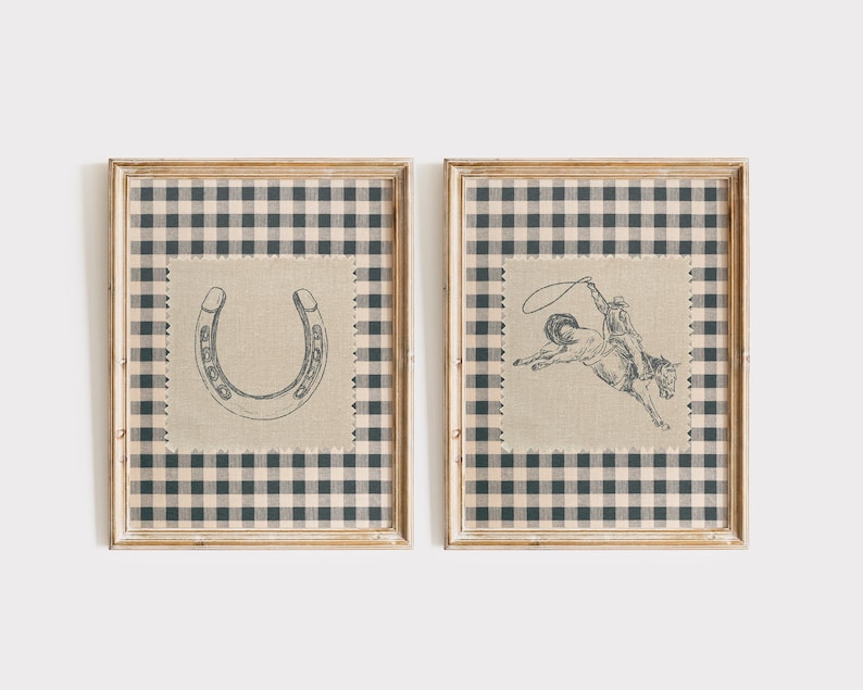 Puede incluir: Dos grabados enmarcados con tem&aacute;tica r&uacute;stica. Uno presenta una herradura, el otro un vaquero montando un potro salvaje. Ambos est&aacute;n esbozados en gris sobre un parche de tela beige, sobre un fondo a cuadros blanco y negro, y enmarcados en madera clara.