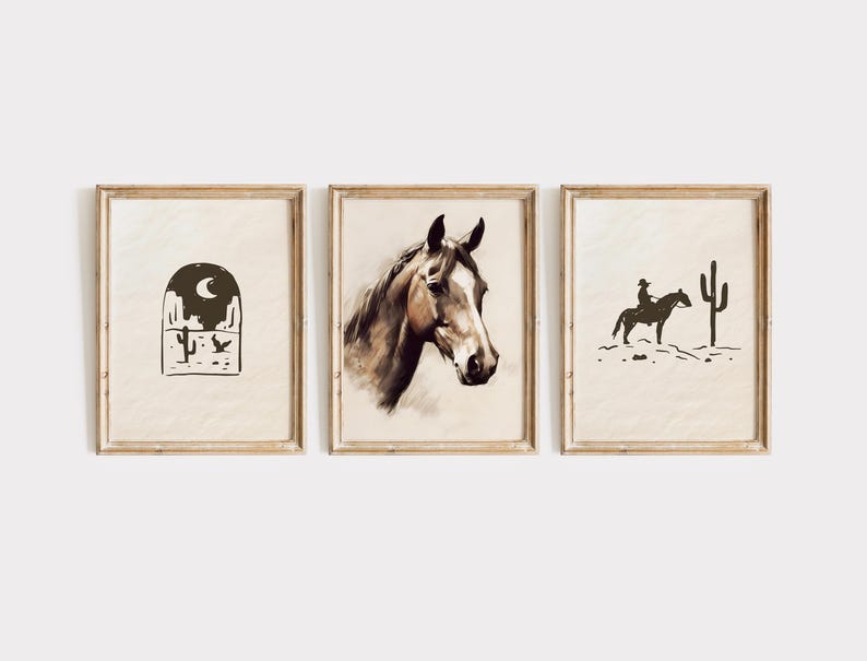 Puede incluir: Tres impresiones art&iacute;sticas enmarcadas con tem&aacute;tica del oeste. Las impresiones presentan un paisaje des&eacute;rtico con un cactus y una luna, una cabeza de caballo y un vaquero a caballo con un cactus. Los marcos son de color marr&oacute;n claro.