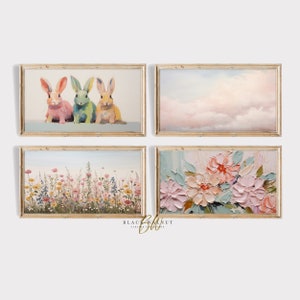 Op de afbeelding: Set van vier ingelijste prints met pastelkleurige illustraties. Een print toont drie kleurrijke konijnen, een andere toont een bloemenveld, een andere toont een roze en blauwe bloemstuk en de laatste toont een roze en blauwe bewolkte lucht.
