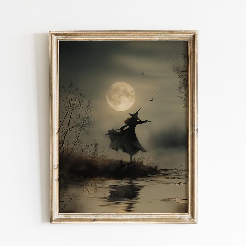 Puede incluir: Una impresi&oacute;n enmarcada de una bruja bailando en un bosque oscuro bajo la luna llena. La bruja est&aacute; silueteada contra la luna y el bosque. El agua en primer plano refleja la luna y la bruja.