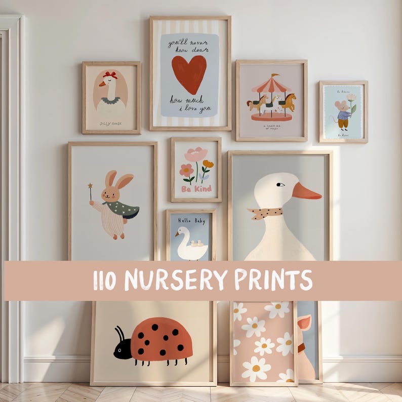 Pode incluir: Uma cole&ccedil;&atilde;o de estampas emolduradas para ber&ccedil;&aacute;rio com ilustra&ccedil;&otilde;es l&uacute;dicas. A obra de arte inclui um coelho com uma varinha, um ganso, uma joaninha e um cora&ccedil;&atilde;o com o texto "how much I love you". A faixa na parte inferior diz "110 NURSERY PRINTS."