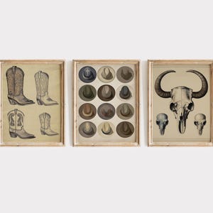 Puede incluir: Conjunto de tres grabados enmarcados con tem&aacute;tica del oeste. Un grabado presenta cuatro botas de vaquero, otro muestra varios sombreros de vaquero, y el tercero muestra una calavera de toro y calaveras m&aacute;s peque&ntilde;as. Los grabados tienen una est&eacute;tica vintage en tonos sepia.