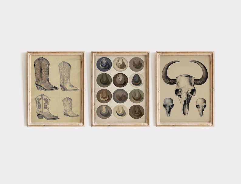 Puede incluir: Conjunto de tres grabados enmarcados con tem&aacute;tica del oeste. Un grabado presenta cuatro botas de vaquero, otro muestra varios sombreros de vaquero, y el tercero muestra una calavera de toro y calaveras m&aacute;s peque&ntilde;as. Los grabados tienen una est&eacute;tica vintage en tonos sepia.