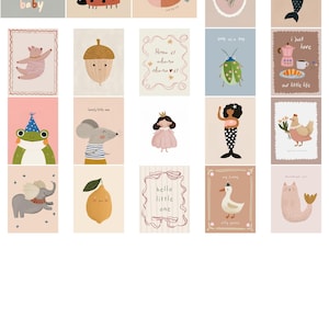 Pode incluir: Uma cole&ccedil;&atilde;o de estampas art&iacute;sticas caprichosas com v&aacute;rias ilustra&ccedil;&otilde;es. As estampas incluem uma joaninha, um peixe, uma sereia e um sapo com um chap&eacute;u de festa. Algumas estampas t&ecirc;m texto como "Make waves baby" e "Hello little one".
