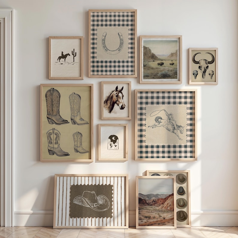 Puede incluir: Una colecci&oacute;n de impresiones art&iacute;sticas enmarcadas con tem&aacute;tica del oeste. Las impresiones presentan im&aacute;genes de botas de vaquero, un caballo, una herradura, un vaquero lazando un caballo, una calavera de toro, un vaquero a caballo, un sombrero de vaquero y paisajes des&eacute;rticos.