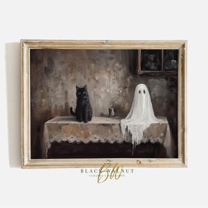 Peut inclure: Un chat noir est assis sur une table &agrave; c&ocirc;t&eacute; d'un fant&ocirc;me blanc. Le chat regarde le fant&ocirc;me. Le fant&ocirc;me regarde le chat. La table est recouverte d'une nappe blanche avec une bordure en dentelle. L'arri&egrave;re-plan est un mur brun fonc&eacute; avec une &eacute;tag&egrave;re sur le c&ocirc;t&eacute; droit. L'&eacute;tag&egrave;re contient quelques objets, dont une tasse blanche et une assiette blanche.