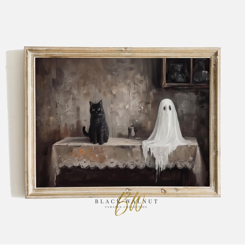 Peut inclure: Un chat noir est assis sur une table &agrave; c&ocirc;t&eacute; d'un fant&ocirc;me blanc. Le chat regarde le fant&ocirc;me. Le fant&ocirc;me regarde le chat. La table est recouverte d'une nappe blanche avec une bordure en dentelle. L'arri&egrave;re-plan est un mur brun fonc&eacute; avec une &eacute;tag&egrave;re sur le c&ocirc;t&eacute; droit. L'&eacute;tag&egrave;re contient quelques objets, dont une tasse blanche et une assiette blanche.