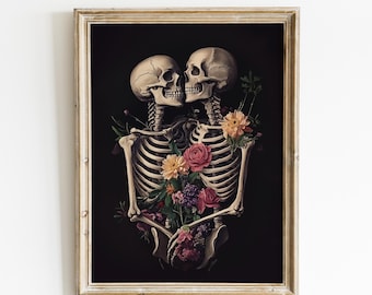 Op de afbeelding: Een ingelijst kunstprint met een zwart-witte illustratie van twee skeletten die elkaar omhelzen en kussen, omringd door kleurrijke bloemen.