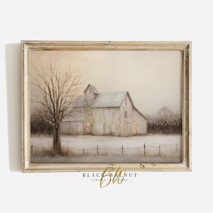 Puede incluir: Una pintura de una granja blanca con un campo cubierto de nieve en frente. La granja tiene un techo marrón y ventanas con luces encendidas en el interior. Hay árboles a ambos lados de la granja y una cadena de luces colgadas entre ellos.