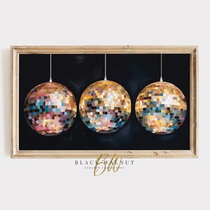 K&ouml;nnte beinhalten: Gerahmter Druck mit drei Discokugeln mit einem Mosaikdesign in Rosa, Blau, Gelb und Gold. Die Discokugeln h&auml;ngen vor einem schwarzen Hintergrund. Der Rahmen ist hellbraun. Der Text "Black Walnut" befindet sich unten.