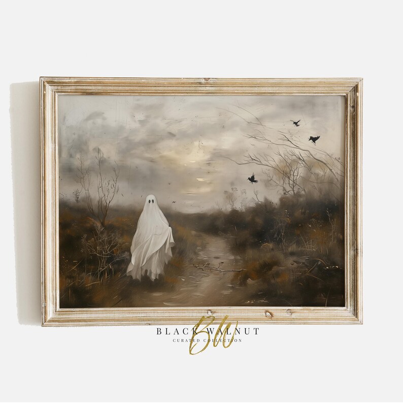 Peut inclure: Une peinture repr&eacute;sentant un fant&ocirc;me blanc debout dans un champ avec un chemin menant &agrave; une lumi&egrave;re lointaine. Le ciel est gris mat avec des nuages sombres et plusieurs oiseaux noirs volent au-dessus. La peinture est encadr&eacute;e dans un cadre en bois clair.