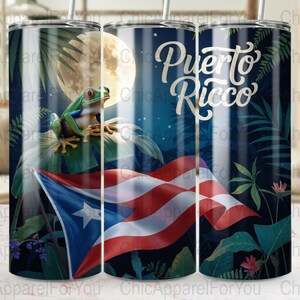 Peut inclure: Un gobelet cylindrique avec un motif représentant le texte "Puerto Rico". Le motif comprend un drapeau portoricain, une grenouille verte et un feuillage tropical sur fond de ciel nocturne avec une pleine lune. C'est un accessoire de voyage.