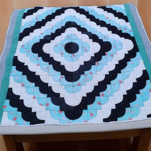 Courtepointe vintage en patchwork bleu noir et blanc de poids moyen, rembourrage 82 x 82 po.