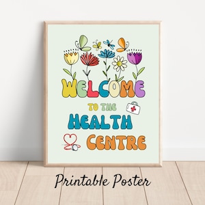 Puede incluir: Un póster imprimible con un cartel de bienvenida colorido que dice "Bienvenido al Centro de Salud". El cartel está decorado con flores y mariposas. El póster es perfecto para un consultorio médico o una clínica.
