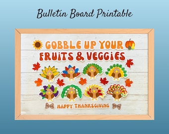 Op de afbeelding: Een printbare bulletin board met de tekst "Gobble Up Your Fruits & Veggies" en een Thanksgiving-thema met kalkoenen. De printbare bevat een verscheidenheid aan kleurrijke kalkoenen met verschillende vruchten en groenten op hun veren. De tekst "Happy Thanksgiving" is ook inbegrepen.