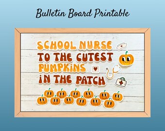 Op de afbeelding: Een printbare bulletin board met de tekst "School Nurse to the Cutest Pumpkins in the Patch". De tekst is in een bruin en oranje kleurenschema met een retro lettertype. Er zijn verschillende kleine pompoen stickers aan de onderkant van het bord.
