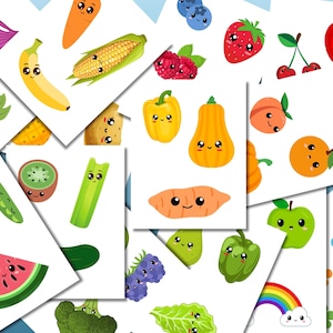 Pu&ograve; includere: Una collezione di illustrazioni di cibo di cartoni animati colorate con facce felici. Le illustrazioni includono una banana, mais, carota, anguria, kiwi, sedano, patata dolce, peperone verde, zucca, pesca, arancia, mela, ciliegia, mirtillo, lampone, cipolla e broccoli.