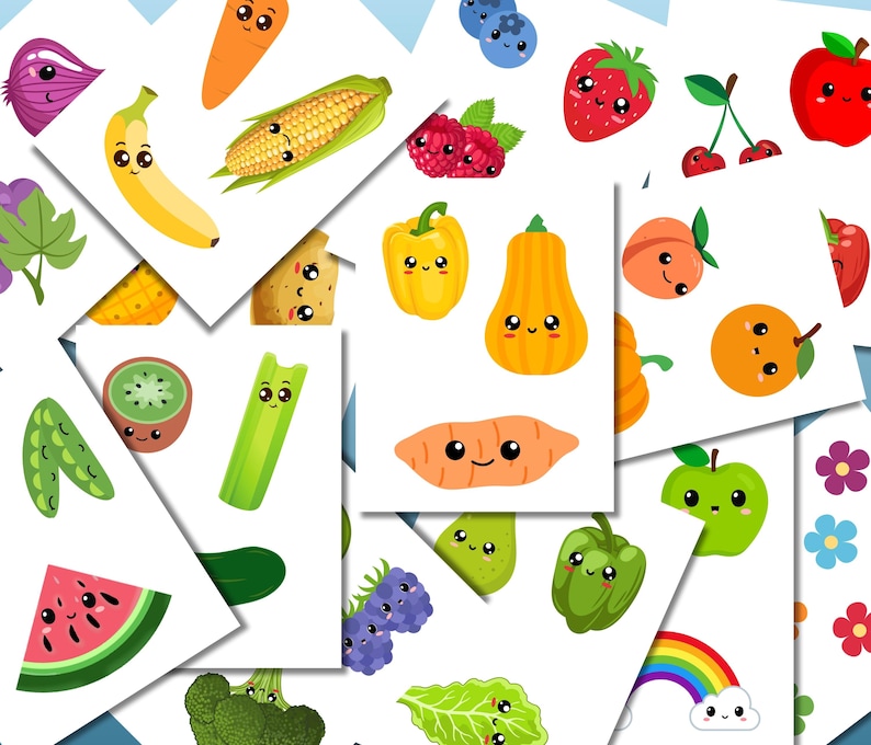 Pu&ograve; includere: Una collezione di illustrazioni di cibo di cartoni animati colorate con facce felici. Le illustrazioni includono una banana, mais, carota, anguria, kiwi, sedano, patata dolce, peperone verde, zucca, pesca, arancia, mela, ciliegia, mirtillo, lampone, cipolla e broccoli.