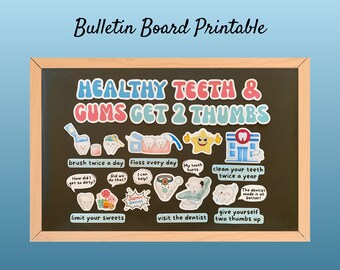 Op de afbeelding: Een schoolbord met de tekst "HEALTHY TEETH & GUMS GET 2 THUMBS" in kleurrijke letters. Het bord is versierd met cartoonafbeeldingen van tanden, tandenborstels en andere tandheelkundige items. De tekst onder de afbeeldingen bevat tips voor gezonde tanden, zoals "twee keer per dag poetsen", "elke dag flossen" en "naar de tandarts gaan".