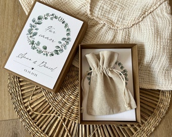 Geldgeschenk zur Hochzeit | Geschenkbox | Personalisierte Karte aus Leinenkarton | Leinensäckchen und Garn | Hochzeitsgeschenk | Eukalyptus