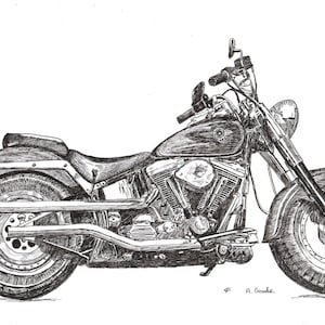 Op de afbeelding: Een zwart-witte lijntekening van een Harley Davidson motorfiets. De motorfiets heeft een grote motor en een lang, laag profiel. De tekening is gedetailleerd en realistisch.