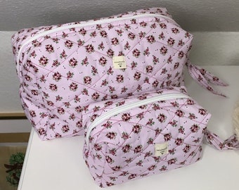 Gesteppte Kosmetiktasche Rosi „boxy“ | handgemachte Kosmetiktasche, Rosen, Weihnachtsgeschenk, Flieder, kariert, floral, Baumwolle, boxy