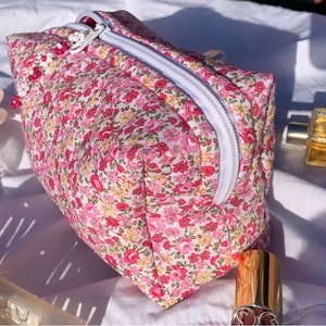 Gesteppte Kosmetiktasche Marbella boxy handgemachte Kosmetiktasche, Blumen, floral, Weiß, Rot, Make-up Bag, Baumwolle, Satin, boxy Bild 6