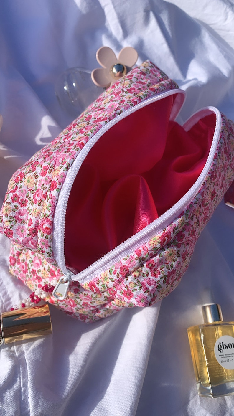 Gesteppte Kosmetiktasche Marbella boxy handgemachte Kosmetiktasche, Blumen, floral, Weiß, Rot, Make-up Bag, Baumwolle, Satin, boxy Bild 5
