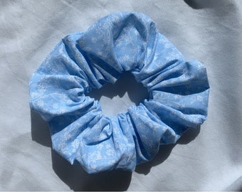 Großes Scrunchie mit kleinen Blumendetails | Blau, Weiß, Baumwolle, Handgemacht, Haargummi, Haarband, Schleifenhaargummie, Scrunchy
