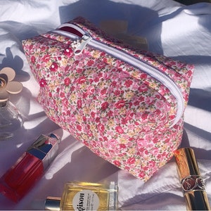 Gesteppte Kosmetiktasche Marbella boxy handgemachte Kosmetiktasche, Blumen, floral, Weiß, Rot, Make-up Bag, Baumwolle, Satin, boxy Bild 8