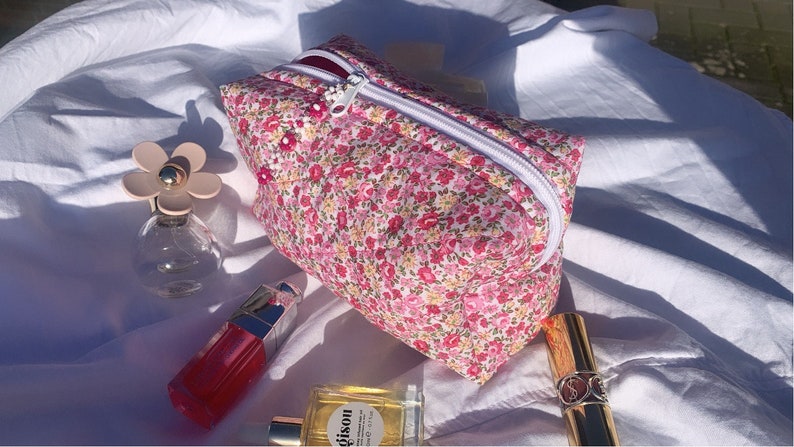 Gesteppte Kosmetiktasche Marbella boxy handgemachte Kosmetiktasche, Blumen, floral, Weiß, Rot, Make-up Bag, Baumwolle, Satin, boxy Bild 8