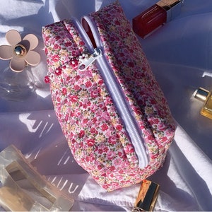 Gesteppte Kosmetiktasche Marbella boxy handgemachte Kosmetiktasche, Blumen, floral, Weiß, Rot, Make-up Bag, Baumwolle, Satin, boxy Bild 1
