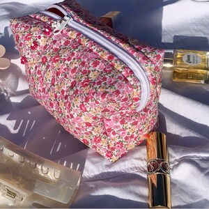 Gesteppte Kosmetiktasche Marbella boxy handgemachte Kosmetiktasche, Blumen, floral, Weiß, Rot, Make-up Bag, Baumwolle, Satin, boxy Bild 7