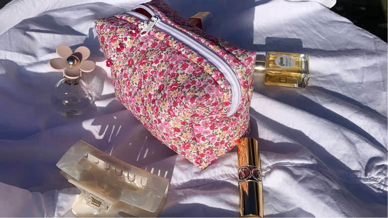 Gesteppte Kosmetiktasche Marbella boxy handgemachte Kosmetiktasche, Blumen, floral, Weiß, Rot, Make-up Bag, Baumwolle, Satin, boxy Bild 7