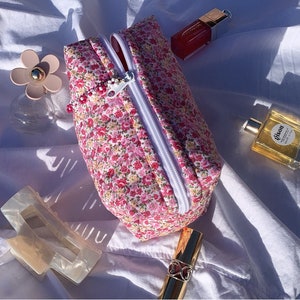 Gesteppte Kosmetiktasche Marbella boxy handgemachte Kosmetiktasche, Blumen, floral, Weiß, Rot, Make-up Bag, Baumwolle, Satin, boxy Bild 10