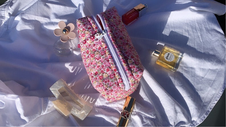 Gesteppte Kosmetiktasche Marbella boxy handgemachte Kosmetiktasche, Blumen, floral, Weiß, Rot, Make-up Bag, Baumwolle, Satin, boxy Bild 10