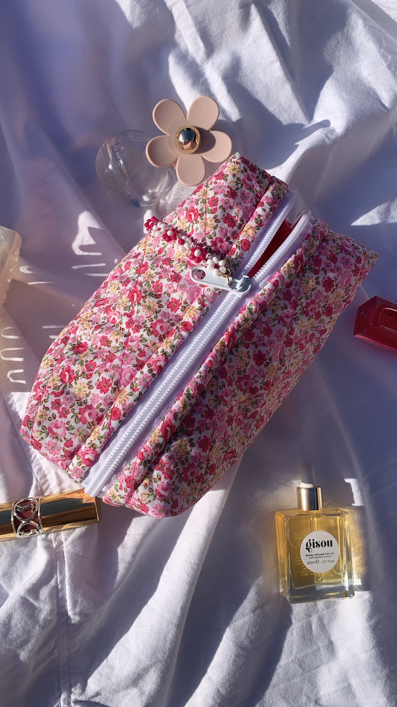 Gesteppte Kosmetiktasche Marbella boxy handgemachte Kosmetiktasche, Blumen, floral, Weiß, Rot, Make-up Bag, Baumwolle, Satin, boxy Bild 2