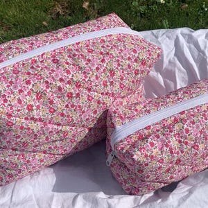 Gesteppte Kosmetiktasche Marbella „boxy“ | handgemachte Kosmetiktasche, Blumen, floral, Weiß, Rot, Make-up Bag, Baumwolle, boxy