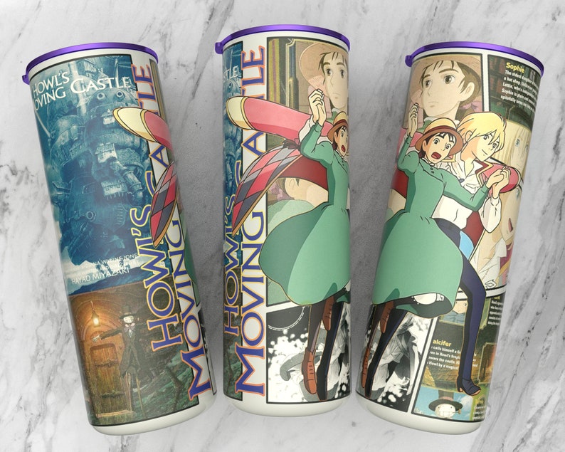 Op de afbeelding: Drie witte bekers met paarse deksels met een collage van afbeeldingen uit de animatiefilm 'Howl's Moving Castle'. De bekers tonen sc&egrave;nes met de personages Sophie, Howl en Calcifer.