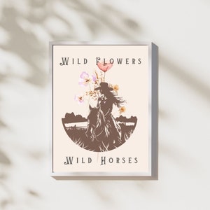 Puede incluir: Un p&oacute;ster beige con la silueta de una mujer montando a caballo en un campo de flores silvestres. El texto "WILD FLOWERS" est&aacute; en la parte superior del p&oacute;ster y "WILD HORSES" en la parte inferior.