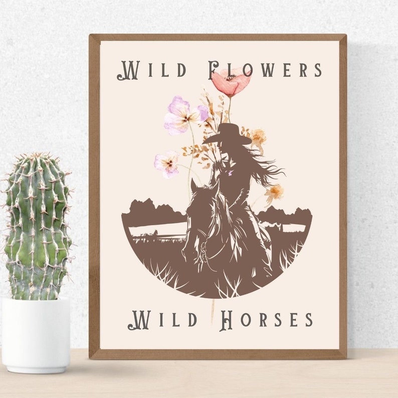 Puede incluir: Una silueta marr&oacute;n de una mujer montando un caballo con una corona de flores en la cabeza. El texto "WILD FLOWERS" est&aacute; en la parte superior de la imagen y "WILD HORSES" en la parte inferior.