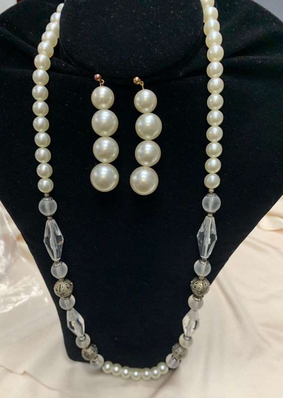 Beautiful Vintage Faux Pearl and Rhinestone Jewelr